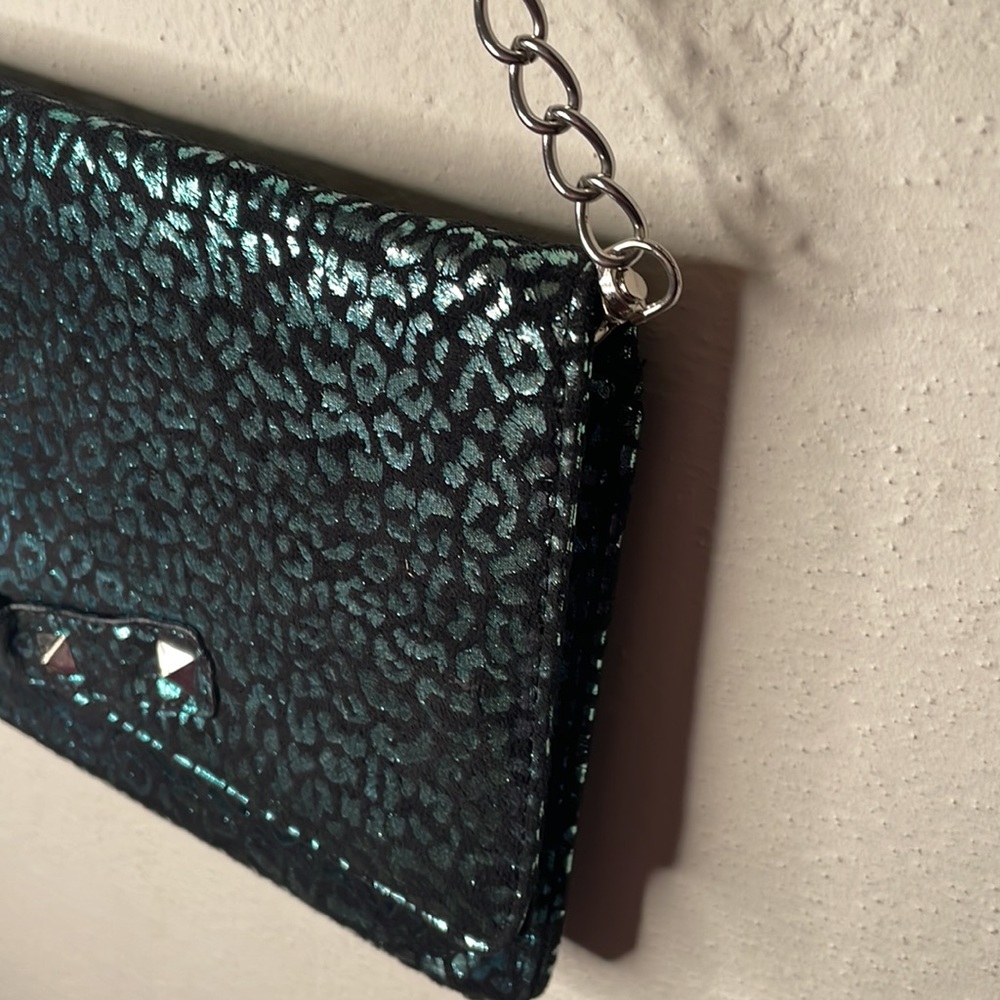 Betsey Johnson convertible Clutch in metallic teal print, pyramidal studs EUC - Picture 7 of 7